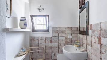 Dusche, Haartrockner, Bidet, Handtücher