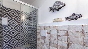 Dusche, Haartrockner, Bidet, Handtücher