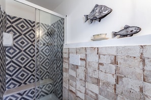 Shower, hair dryer, bidet, towels