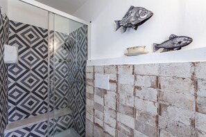 Een douche, een haardroger, een bidet, handdoeken