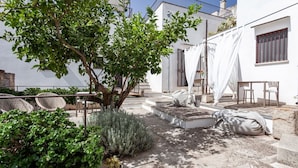 Unclassified image, 2 of 18, button - Cozy apartment renovated in keeping with local tradition, located inside Corte 14.15, a characteristic period Salento structure dating back to the 1800s. The accommodation is equipped with the main comforts to accommodate up to 4 people, including a priv (Matino)