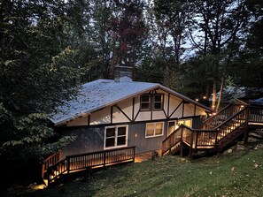Exterior - Cozy cabin with boosted Wi-Fi, half a mile from Beech Ski Resort (Beech Mountain)