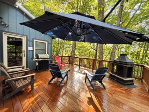 Terrace/patio - Cozy cabin with boosted Wi-Fi, half a mile from Beech Ski Resort (Beech Mountain)