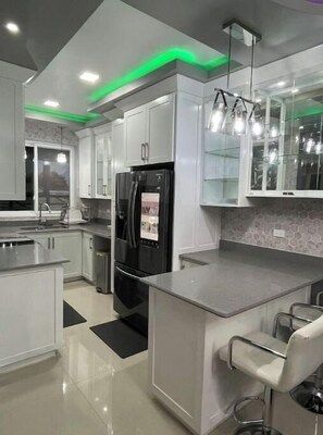 Kochgeschirr/Geschirr/Besteck