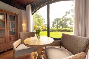 Suite | Woonruimte | Een 32-inch televisie met kabelzenders