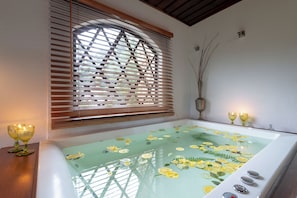 Private spa tub - Alma Hotel (Campos do Jordão)