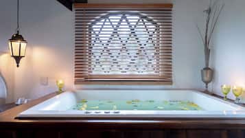 Suite presidencial | Bañera de hidromasaje privada