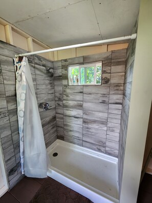 Dusche, Handtücher, Seife, Shampoo