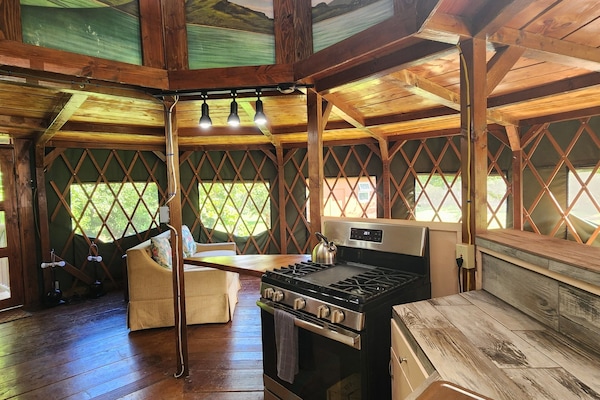 Frigorífic, forn, placa de cuina i cafetera i tetera