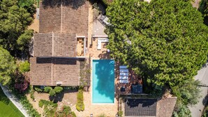 An aerial view of a residential property with a swimming pool, two cars parked in the driveway, and a well-maintained garden. - 5-Br. VILLA with sauna, swimming pool and sea view (La Roquette-sur-Siagne)