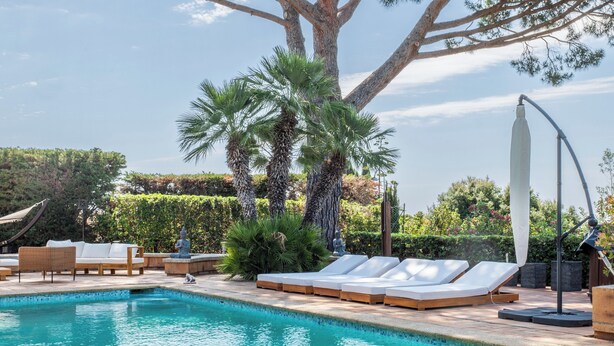A pool area with lounge chairs and a statue. - 5-Br. VILLA with sauna, swimming pool and sea view (La Roquette-sur-Siagne)