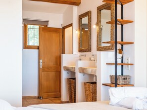 5 chambres, fer et planche à repasser, Wi-Fi, draps fournis