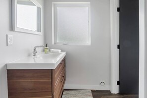 Whirlpool, Haartrockner, Handtücher, Seife