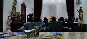 베이직 더블룸 | 거실 공간 | 케이블 채널 시청이 가능한 82인치 평면 TV, 유료 영화, 바닥 난방/온돌