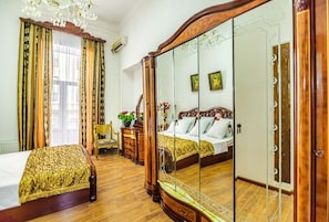 Ropa de cama de alta calidad, cubrecamas y muebles diferentes