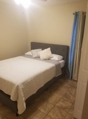 Enjoy a comfortable stay in this cozy room featuring a single bed and a convenient curtain for added privacy.