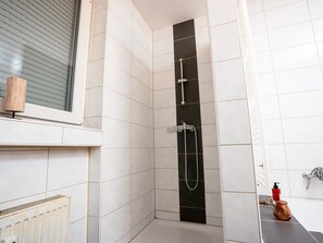 Shower, hair dryer, towels, soap - Serviceroom24 - Apartment 2 in Recklinghausen WLAN - TV - 24-7 check-in (Recklinghausen)