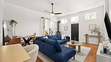 Smart TV, fireplace, stereo