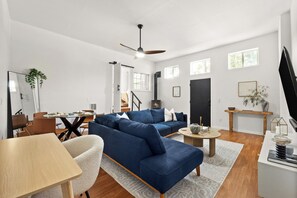 Smart-TV, Kamin, Stereoanlage