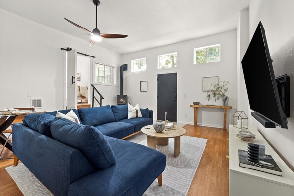 スマートテレビ、暖炉、ステレオ