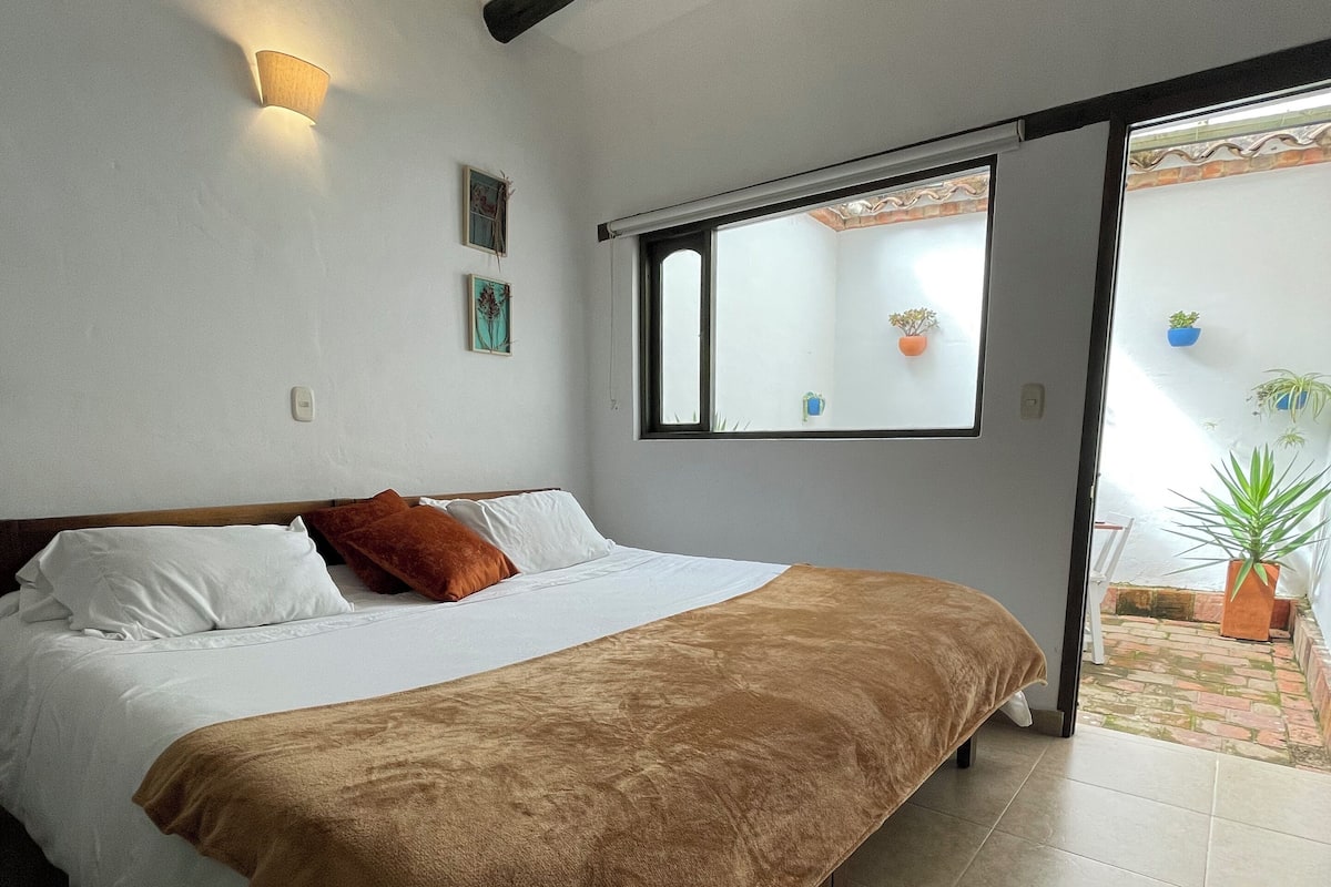 Romantic Double Room | Free WiFi, bed sheets