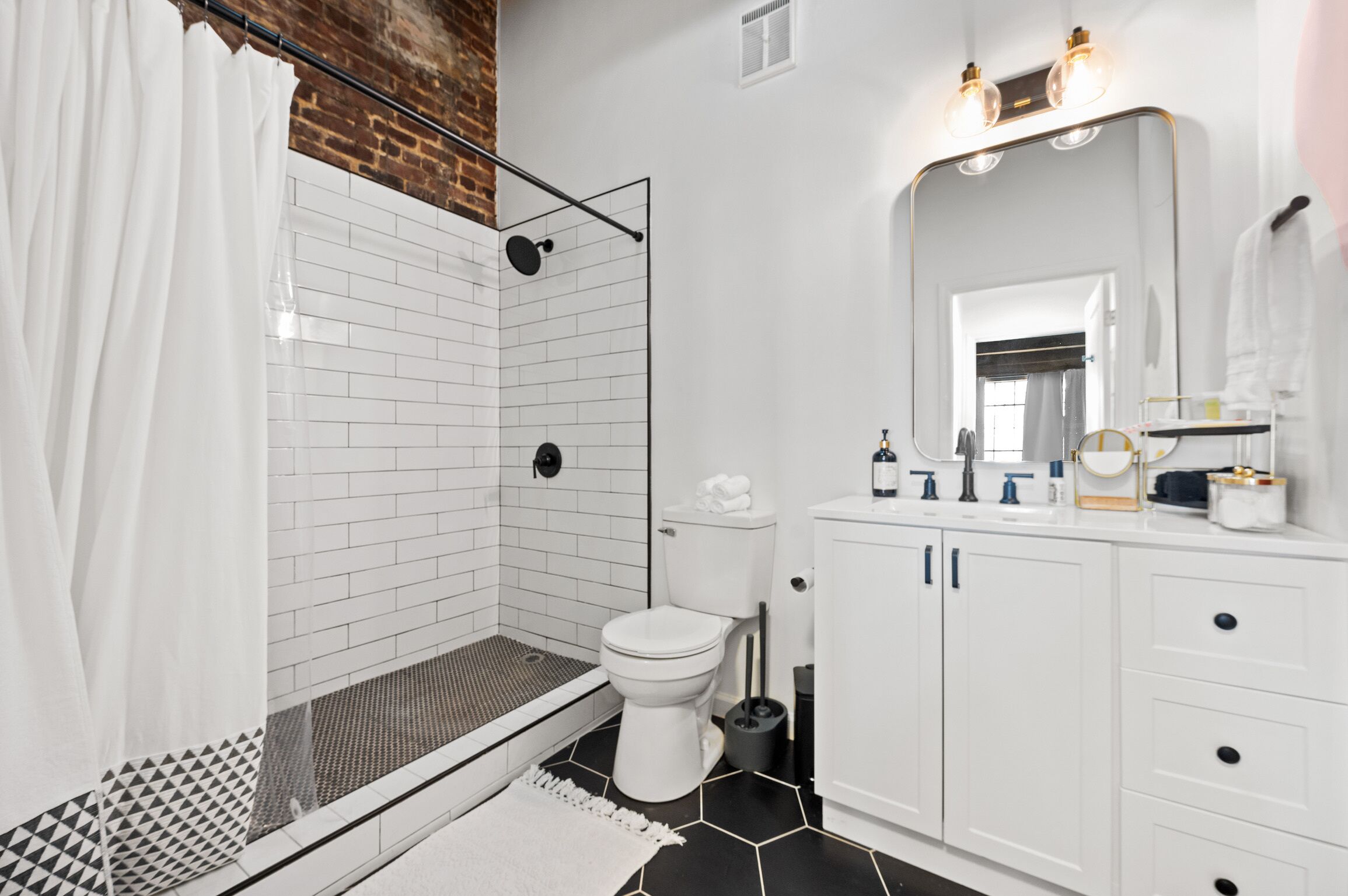 Dusj, hårføner, håndklær og såpe