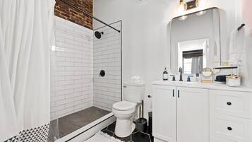 Dusj, hårføner, håndklær og såpe