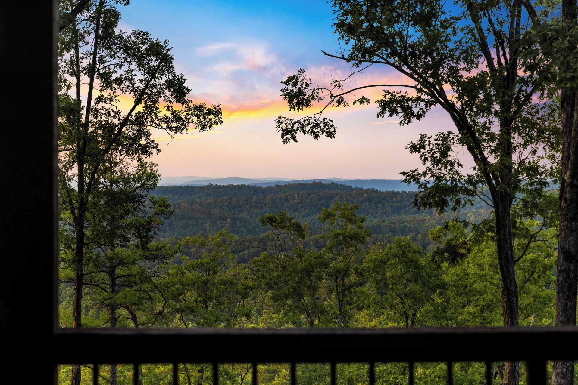 Livin' on the Edge, Amazing Views, Huge Back Deck Area, Hot Tub, FirePit, Pets