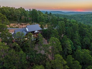 Exterior - 3 Story, Game Room, Beautiful Views, Hot Tub, Pets, Cliffhanger (Broken Bow)