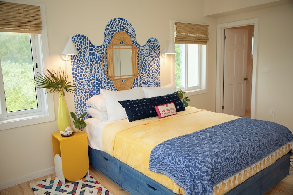 Oceanfront Cobalt Cottage rooftop deck, generator, slide, & daybed