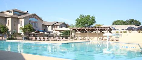 Alberca techada y alberca climatizada