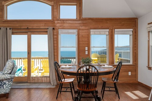 Ocean Oasis: Oceanfront, private heated pool, hot tub rec room, dog friendly.