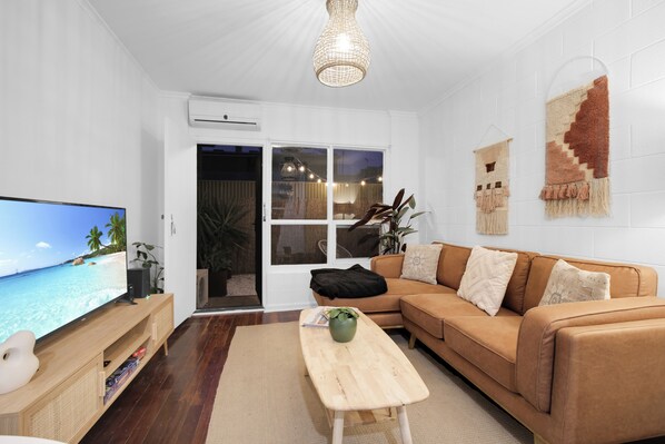 Smart TV, books - Perfect Cosy Beachside Escape
(Grange)