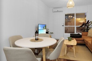 Dining - Perfect Cosy Beachside Escape
(Grange)