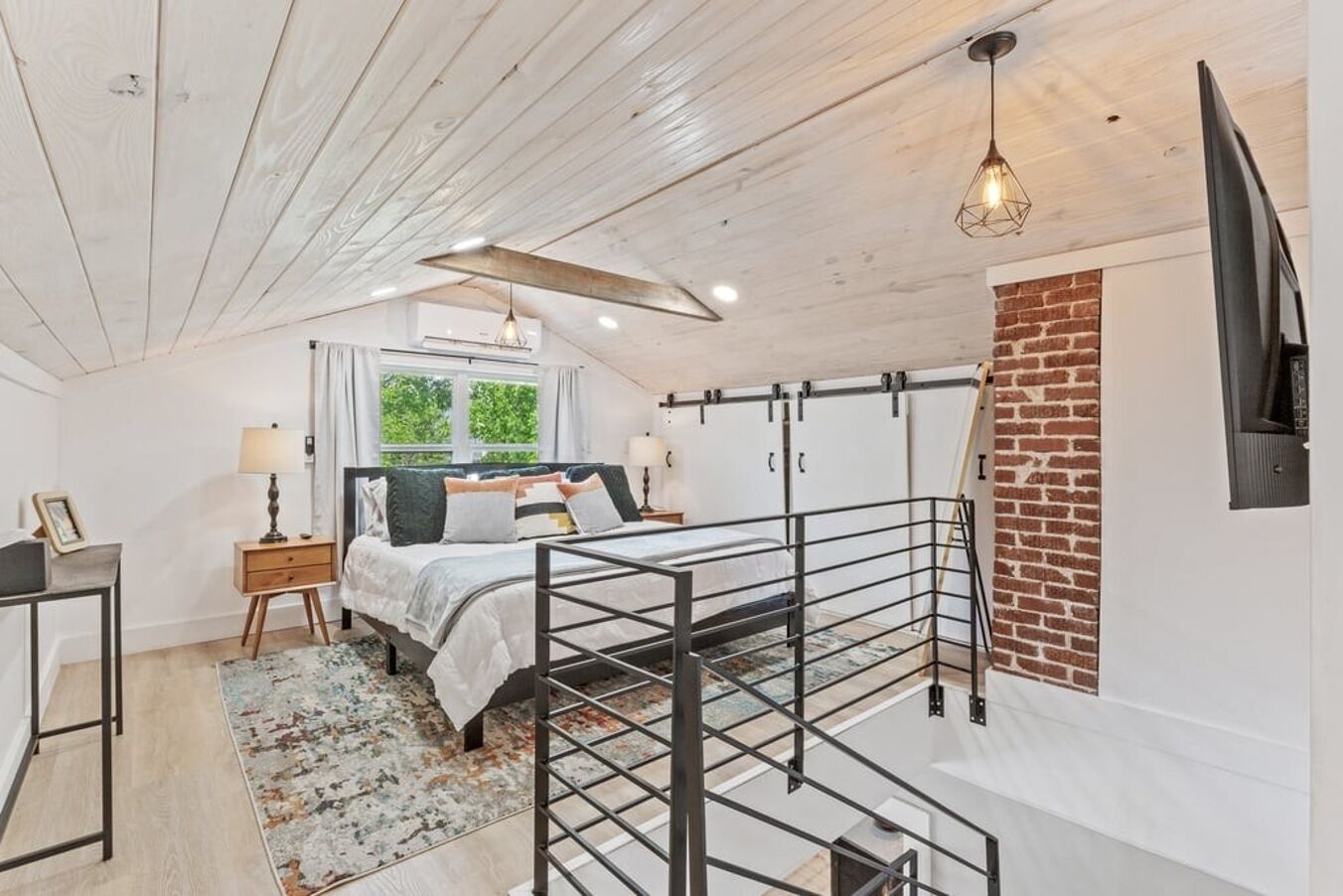 4 bedrooms, desk, iron/ironing board, travel crib