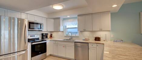 Réfrigérateur, micro-ondes, four, plaque de cuisson