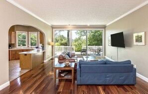 Télévision, table de tennis de table, livres