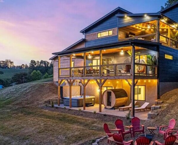 Exterior - Sauna, hot tub, firepit w/ mountain views (Leicester)