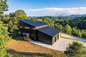 Exterior - Sauna, hot tub, firepit w/ mountain views (Leicester)