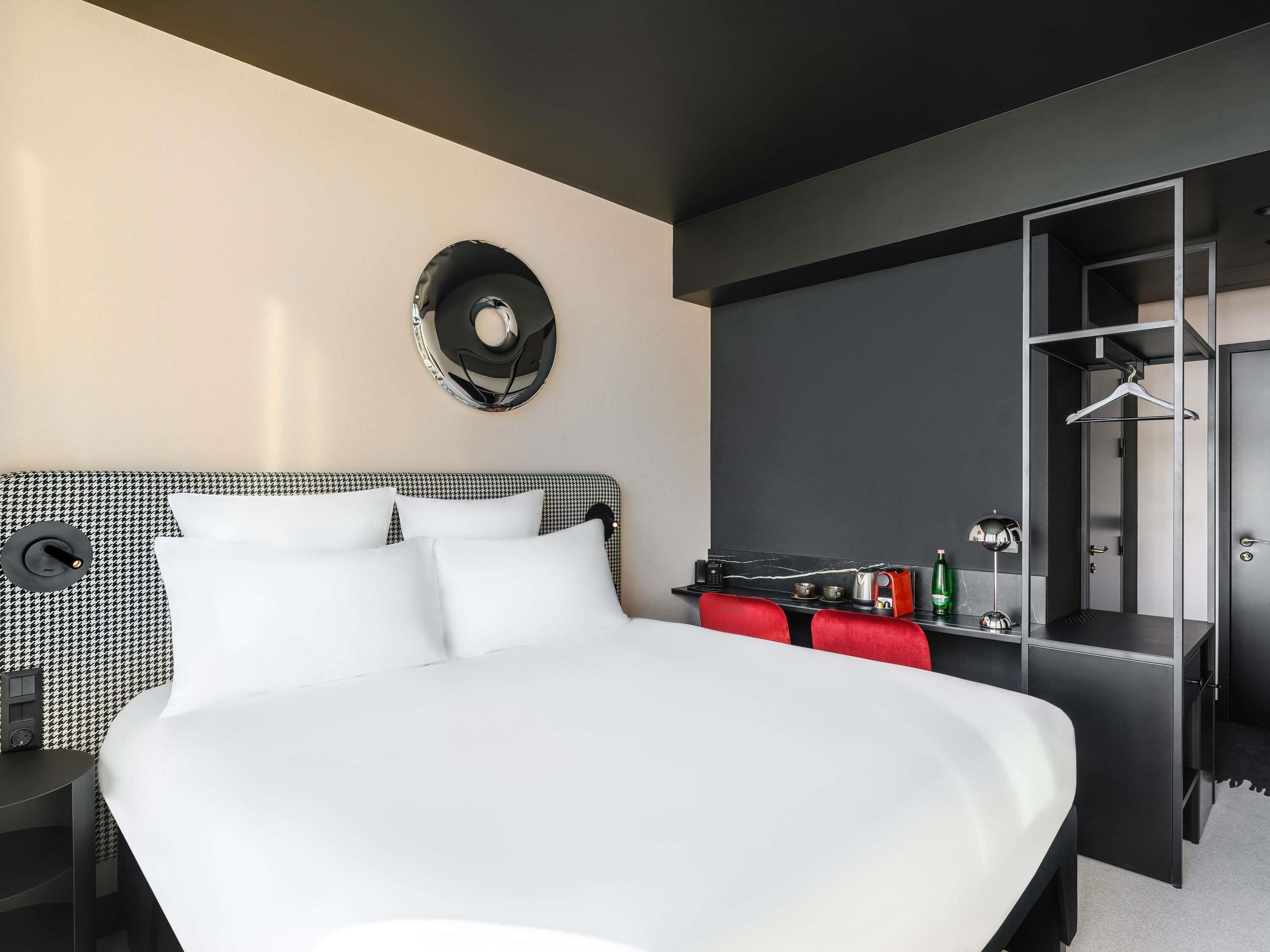 Peralatan tempat tidur premium, peti besi dalam bilik, meja 