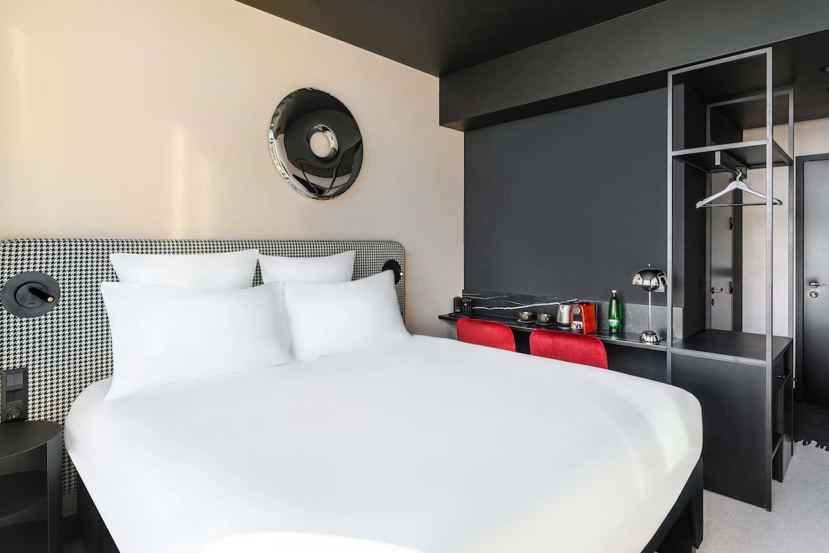 Peralatan tempat tidur premium, peti besi dalam bilik, meja