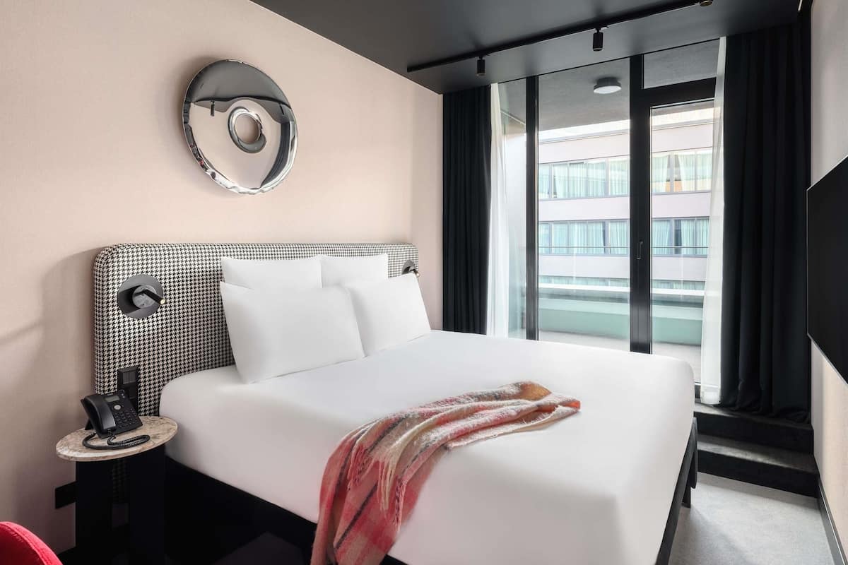 ห้องพัก, เตียงใหญ่ 1 เตียง, ระเบียง | เครื่องนอนระดับพรีเมียม, ตู้นิรภัยในห้องพัก, โต๊ะทำงาน, ผ้าม่านกันแสง