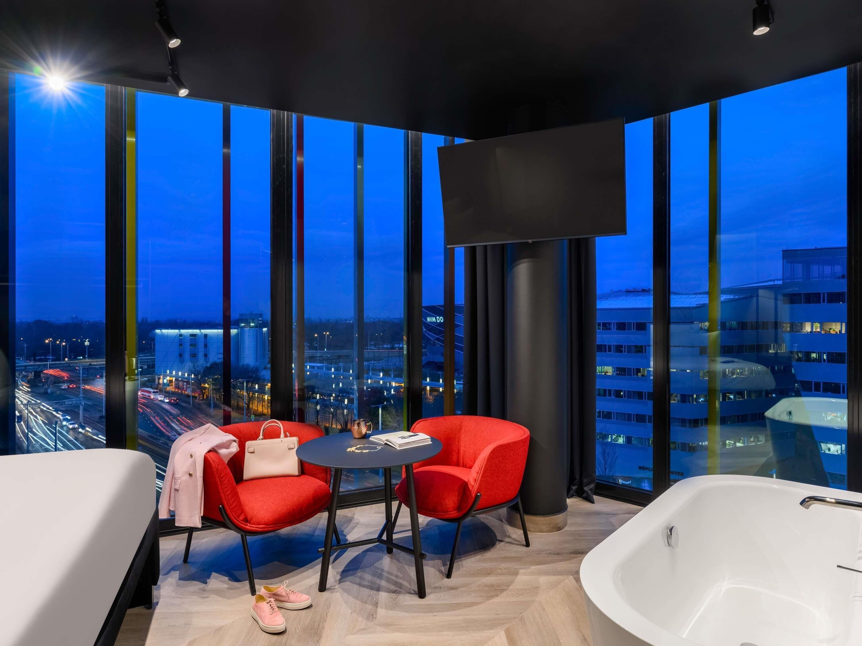 Hochwertige Bettwaren, Zimmersafe, Schreibtisch, Verdunkelungsvorhänge