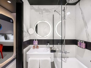 Rom, 2 enkeltsenger, balkong | Bad | Designertoalettartikler, hårføner og håndklær