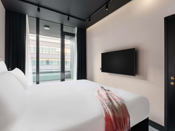 Rum - 1 dubbelsäng - balkong | Sängtillbehör av högsta kvalitet och värdeförvaringsskåp på rummet