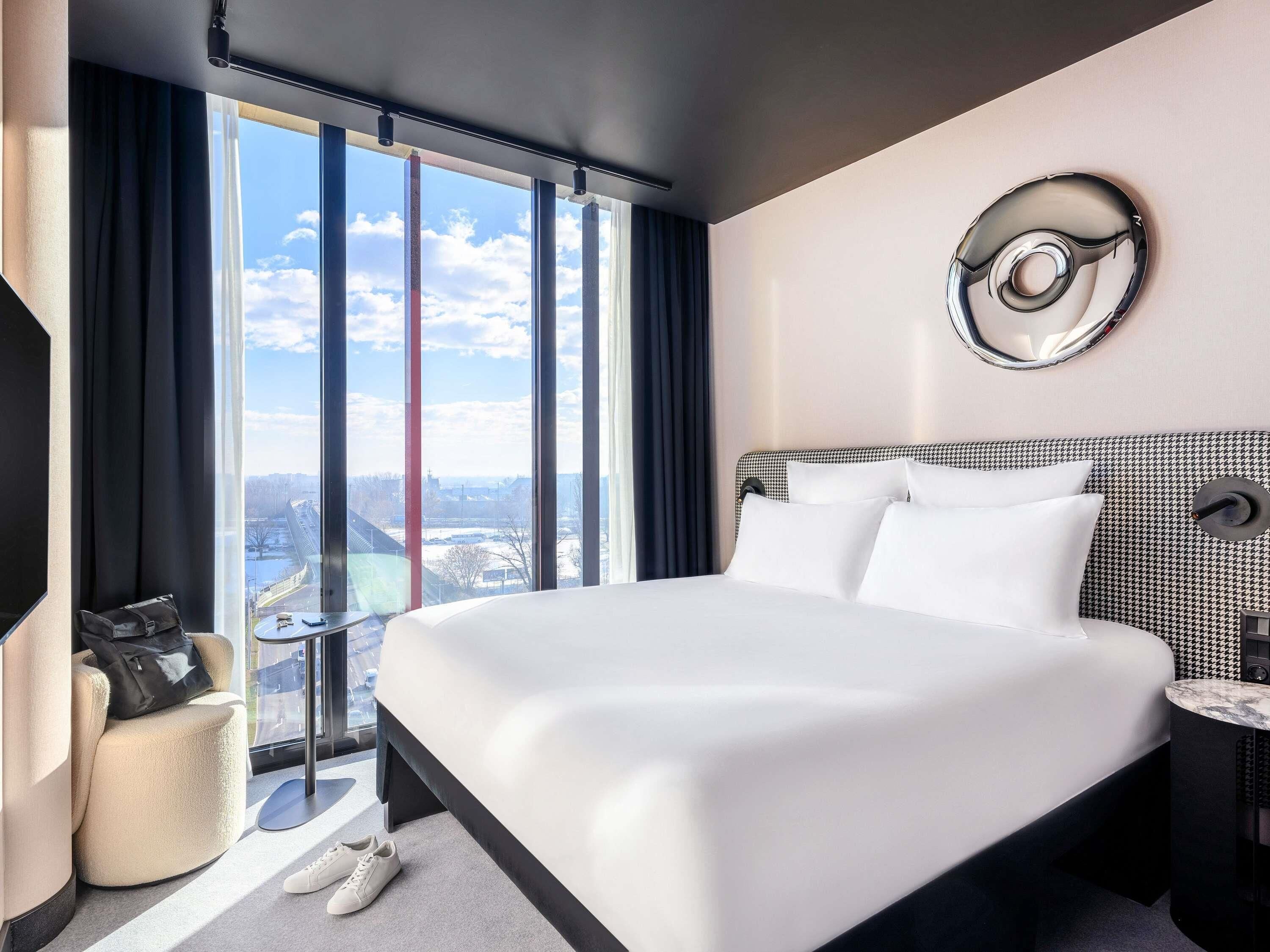 أغطية فراش متميزة وخزنة داخل الغرفة ومكتب وستائر تعتيم