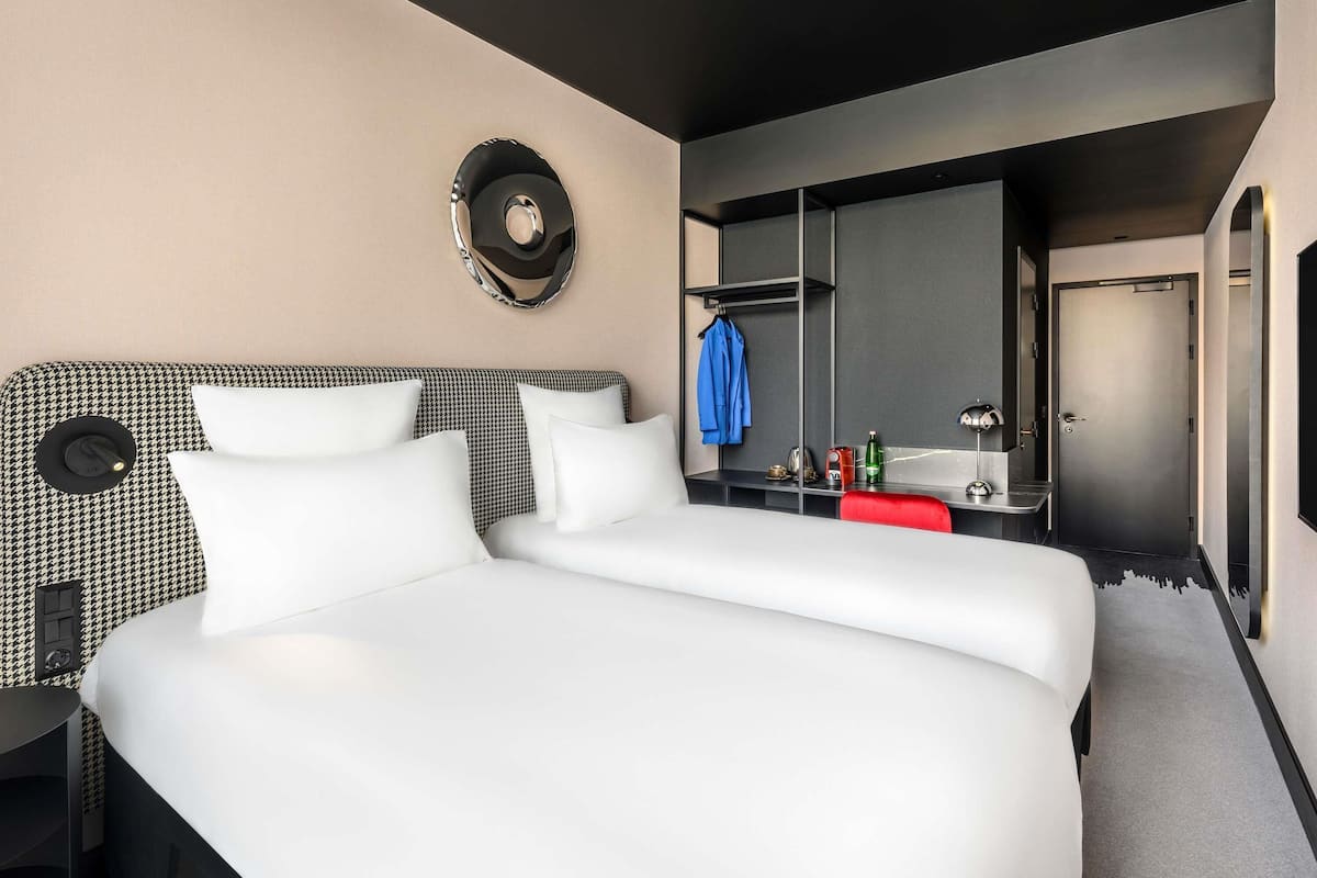 1 bedroom, premium bedding, in-room safe, desk