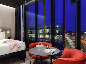 1 Schlafzimmer, hochwertige Bettwaren, Zimmersafe, Schreibtisch