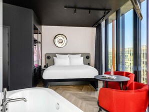 1 kamar tidur, seprai premium, brankas, dan meja kerja