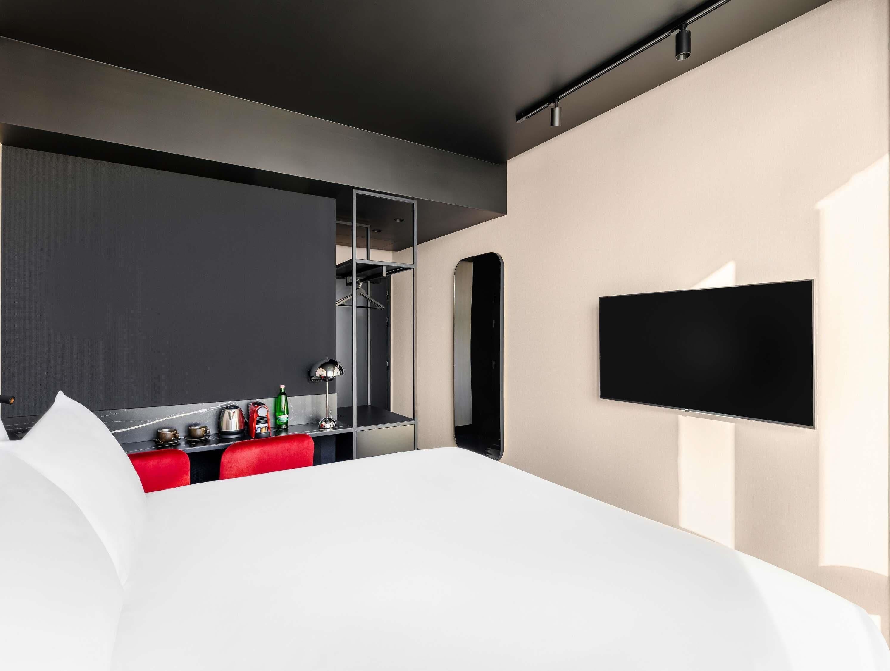 Ropa de cama de alta calidad y caja de seguridad en la habitación 